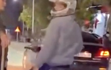 Giám đốc doanh nghiệp ngang nhiên dừng xe giữa đường, dùng gậy “tác động” vào chân người đi xe máy