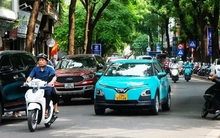 Xe điện taxi bất ngờ giảm cước giữa lúc giá xăng tăng