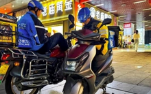 Buồn của nghề shipper: Làm 6 năm vẫn ngại mặc đồng phục vì sợ miệt thị, bị coi như vô hình dù giao 120 đơn/ngày