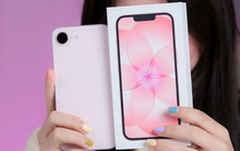 Cận cảnh iPhone 17e màu hồng mới: Hồng mà nhạt như trắng, hợp với nữ nhưng nam dùng cũng chẳng sao