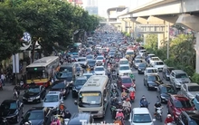 Chuẩn bị dựng rào chắn trên đường Nguyễn Trãi để thi công dự án chống ngập