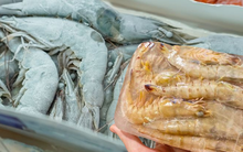 Mua tôm đông lạnh siêu thị: Cao thủ nói dấu hiệu ở đuôi, không phải ai cũng biết