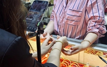 Chi 200 triệu mua vòng vàng qua livestream, đợi 4 tháng không được giao hàng: Người bán hoàn toàn mất liên lạc