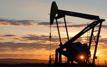 Dầu tiếp đà tăng khi Mỹ cân nhắc tấn công cơ sở xuất khẩu dầu mỏ của Iran