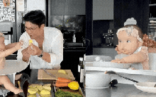 Bố bỉm Huy Trần nấu ăn dặm cho bé Gạo, ái nữ háu ăn đến mức đòi miếng khoai tây vừa hấp xong, khiến ai cũng bật cười