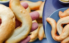 Khách xếp hàng như mua vàng, loại bánh mì "oằn tà là vằn" ở Hải Phòng có gì mà hot đến vậy?