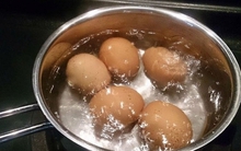 Luộc trứng đừng chỉ cho nước: Thêm 1 thìa này vào, bóc vỏ trơn tuồn tuột mà không bị nứt