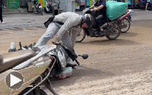 Hàng loạt xe máy đang đi ngã ra đường: CSGT truy ra hung thủ, mức xử phạt thế nào?