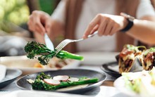 Ăn tối lúc mấy giờ để ngủ ngon nhất? Bác sĩ chỉ ra thời điểm chính xác