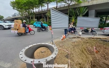 Đào đường, dựng rào chắn thi công cống ngầm khẩn cấp lưu vực Tô Lịch - Tả Nhuệ