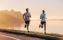 Chạy 30 phút buổi sáng hay đi bộ 60 phút buổi tối tốt cho sức khoẻ hơn?