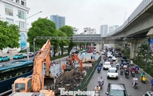 Đường Nguyễn Trãi dựng rào chắn gây ùn tắc