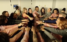 Làm nhân viên của ca sĩ giàu nhất thế giới sướng cỡ này: Được thưởng 5000 tỷ đồng, người bần thần kẻ ôm mặt sốc