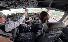 Hình ảnh hiếm: Vua và Hoàng hậu Thái Lan tự lái chuyên cơ hoàng gia thăm Lào