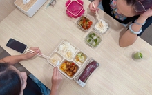 Hàng quán tăng giá, dân văn phòng rủ nhau thành lập 'hội cơm nhà'