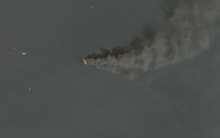 Tàu chở hàng bốc cháy ở eo biển Hormuz, khói đen trùm khu vực lớn