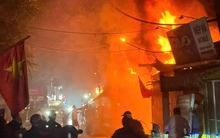 Ngôi nhà trên phố Định Công Hạ ở Hà Nội bốc cháy dữ dội