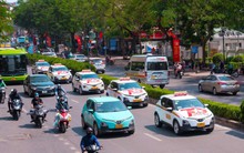 100% taxi ở Hà Nội là xe điện trong 4 năm nữa: Gần 28.000 tài xế có được hỗ trợ gì không?