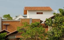 Không gian chữa lành cho gia đình trẻ với gạch mộc và ánh sáng tự nhiên