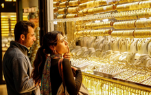 Giá vàng trên đà sụt mạnh nhất trong 6 năm, chuyên gia cảnh báo nhà đầu tư chớ vội ‘bắt đáy’: Vì sao?