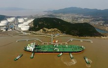 Hơn 1 triệu thùng dầu vẫn đi qua eo biển Hormuz mỗi ngày, hướng thẳng đến nước đang có dự trữ hơn tỷ thùng