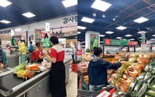 Mua rau siêu thị 23.000 mà ra chợ tận 40.000 đồng: Có phải bây giờ đi siêu thị rẻ hơn đi chợ?