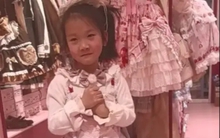 Bức ảnh bé gái trong cửa hàng quần áo "tố cáo" sự bất lực của nhiều cha mẹ!