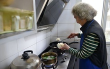 Người phụ nữ 57 tuổi dùng mỡ lợn nấu ăn suốt 3 năm, đi khám sức khoẻ bác sĩ ngạc nhiên hỏi: "Chị đã làm gì?"