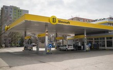 Người nước ngoài đổ xô đến mua nhiên liệu giá rẻ khiến trạm xăng 'gần như cạn kiệt', một quốc gia EU lập tức hành động