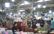 Tiểu thương chợ đầu mối 'đứng ngồi không yên' vì cước phí phi mã