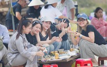 Du khách 'phát sốt' với cá trích nướng bãi biển