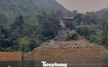 Vụ bạt núi, lấn hồ du lịch quốc gia: Gần một tháng vẫn chưa bốc dỡ xong khu đất vi phạm