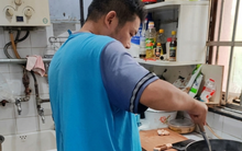 Tốt nghiệp cao đẳng, 6 năm làm shipper vẫn trắng tay: Người đàn ông bị mẹ đuổi khỏi nhà