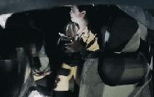 6 nữ sinh bỗng la hét hoảng loạn trong chuyến xe về khách sạn ở Hà Nội