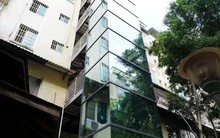 Cả tòa nhà lắp thang máy, một người đàn ông kịch liệt phản đối nhưng lúc xây xong lại xin sử dụng: "Đây là cơ sở vật chất chung, tôi có quyền"