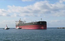 Một siêu tàu chở dầu vừa lặng lẽ vượt qua eo biển Hormuz, báo tin cực vui cho thế giới