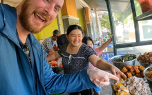 Muốn khen món ăn "rất thơm", anh Tây nói nhầm một chữ khiến chủ quán tắt nụ cười