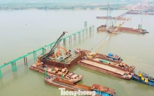 Cận cảnh đại công trường cầu Hồng Hà vượt sông Hồng, sau 5 tháng thi công