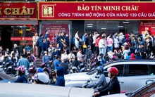 Cảnh lạ sáng sớm ở Hà Nội: Xếp hàng kín cầu thang mua vàng khi giá hạ, lo việc cưới xin cho con trai nên cố gắng chen chân