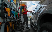Giá xăng tại nước láng giềng Việt Nam lên sát 50.000 đồng/lít, hơn 400 cây xăng buộc phải đóng cửa