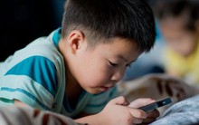 Khi trẻ bước vào tuổi dậy thì mà xuất hiện 4 biểu hiện này, cha mẹ nên lập tức thu điện thoại