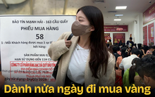 Đi mua vàng hôm nay: STT 58 phải chờ gần 1 tiếng, người mua 5 chỉ chấp nhận “lấy giấy hẹn”, 40 ngày sau quay lại lấy vàng