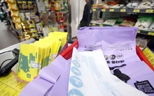 Xung đột Trung Đông kéo dài, người tiêu dùng Hàn Quốc lo thiếu túi đựng rác