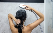 Bác sĩ cảnh báo những người hay gội đầu