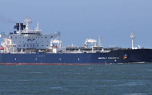 Đang trên đường tiến thẳng tới Cuba, một tàu chở 730.000 thùng dầu Nga bất ngờ đổi hướng giữa biển, di chuyển cùng quỹ đạo với tàu khu trục của Mỹ