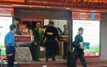 Cảnh sát thu giữ nhiều tài liệu tại cửa hàng vàng Bảo Tín Minh Châu