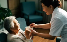 10 năm làm nghề chăm sóc người già, tôi nhận ra: Người về hưu dư dả hay chật vật không nằm ở lương hưu, mà ở 3 quyết định tài chính này