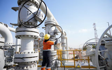 Khổ như quốc gia hàng xóm của Iran: Từng sản xuất 4 triệu thùng dầu/ngày nay phải cắt giảm 80% sản lượng vì eo biển Hormuz bị khoá