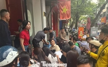 Dòng người thấp thỏm trên ‘phố vàng’ trước giờ Bảo Tín Minh Châu mở cửa