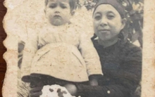 Cậu bé được mẹ ẵm trong bức ảnh giờ là tên tuổi đình đám showbiz Việt: Gia thế "không phải dạng vừa", giờ dạy con khéo